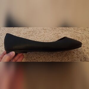 NWT black leather material size 8 flats